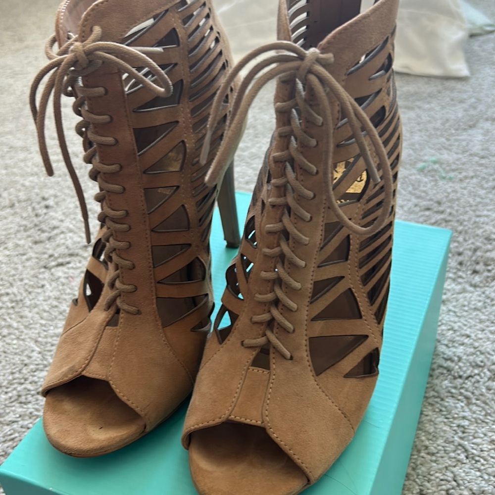 8 1/2 heels. Camel brown